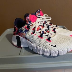 Multicolor Nike metcon 4